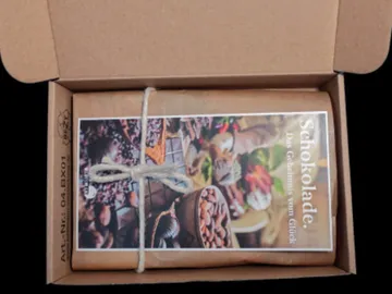 Schokolade in einem Karton, mit Schnur umwickelt, dekoriert.