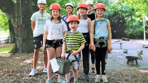 Gruppe von Kindern mit Helmen im Park.