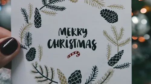 Weihnachtskarte mit Kiefern-Designs dargestellt.