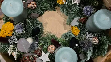 Green wreath with candles in a box.
