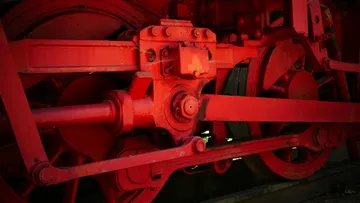 Rotes Zugrad mit Zahnrädern Detail.
