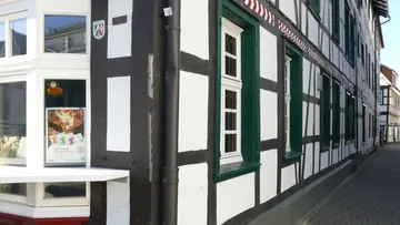 Fachwerkhaus in enger Straße.