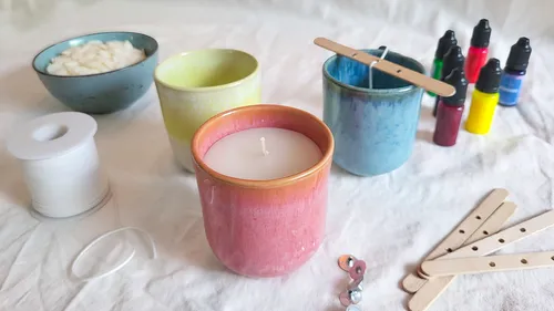Pour scented candle in ceramic mug in Münster