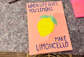 Gemälde einer Zitrone mit Motivationsspruch.