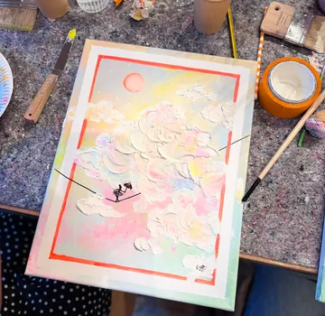 Gemälde von Wolken auf einem Kunsttisch.