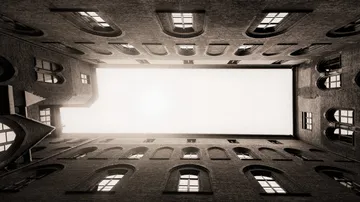 Innenhofansicht mit offenem Himmel.