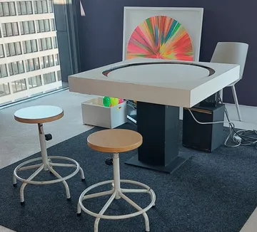 Hocker und Tisch im modernen Büro.