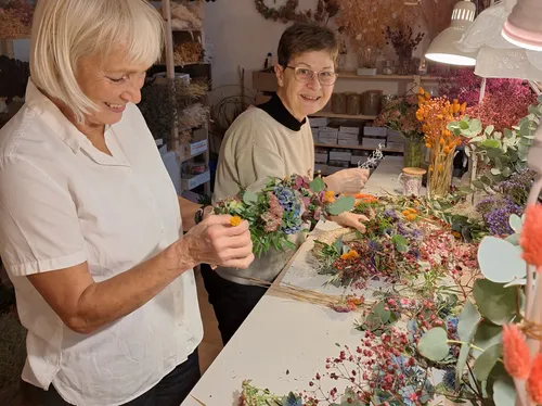 Herbstkranz binden mit frischen Hortensien