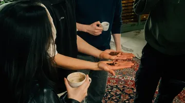 Leute halten Kaffeebohnen im Café.