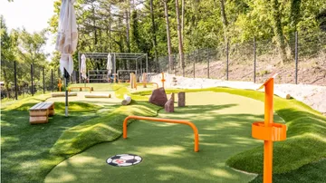 Minigolfplatz mit orangefarbenen Hindernissen