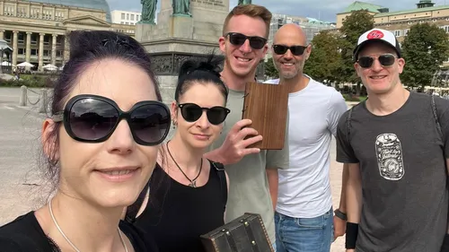 Gruppe von Freunden posiert im Freien.