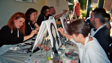 Menschen malen Porträts im Kunstkurs.