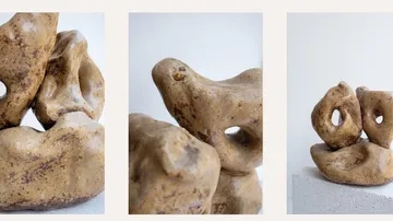 Abstrakte Tonskulptur, rauhe Textur, Studiohintergrund.