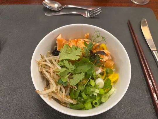 Schüssel Salat auf Esstisch.