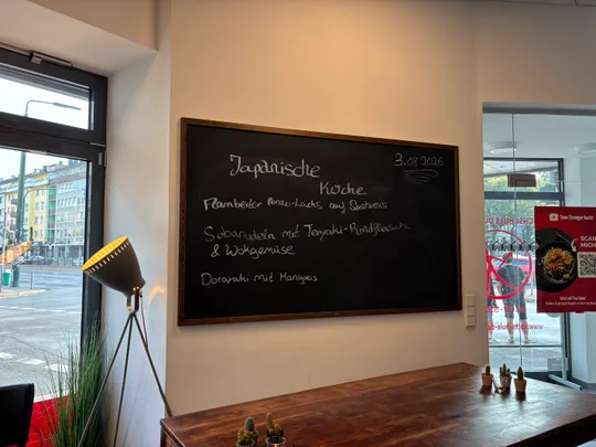 Kreidetafel zeigt Speisekarte japanischer Küche.