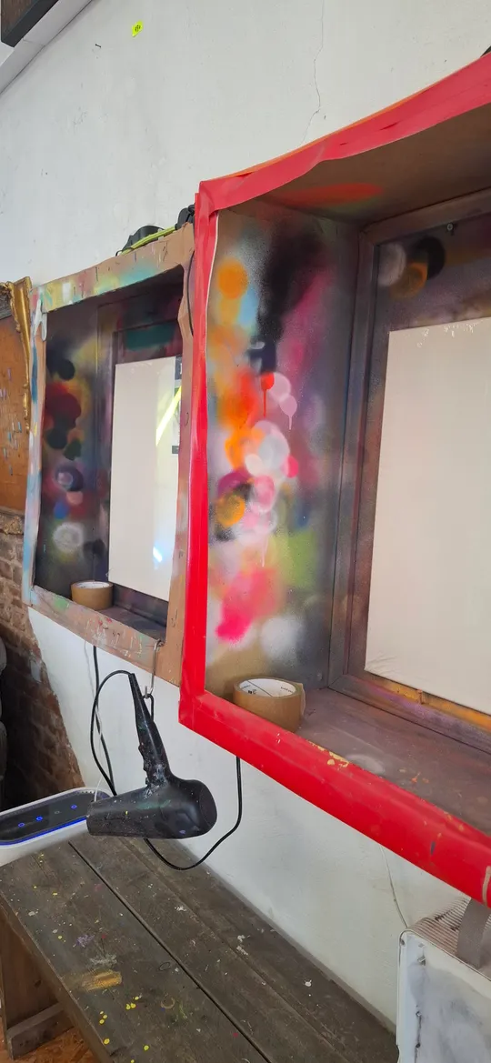 Sprühfarbe auf Holz von einem Künstler.