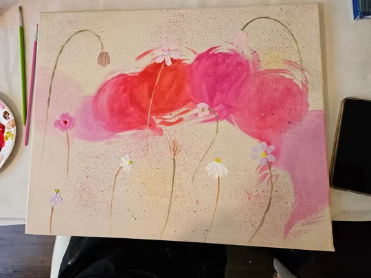 Leinwand mit abstrakten Blumen, leuchtend rot und rosa.
