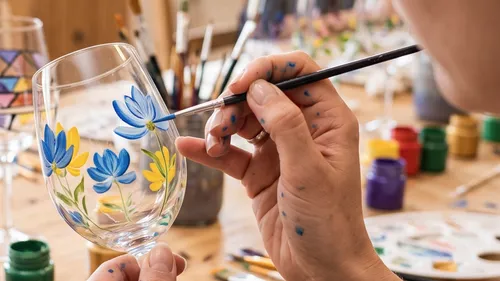 Hand malt bunte Blumen auf Glas.