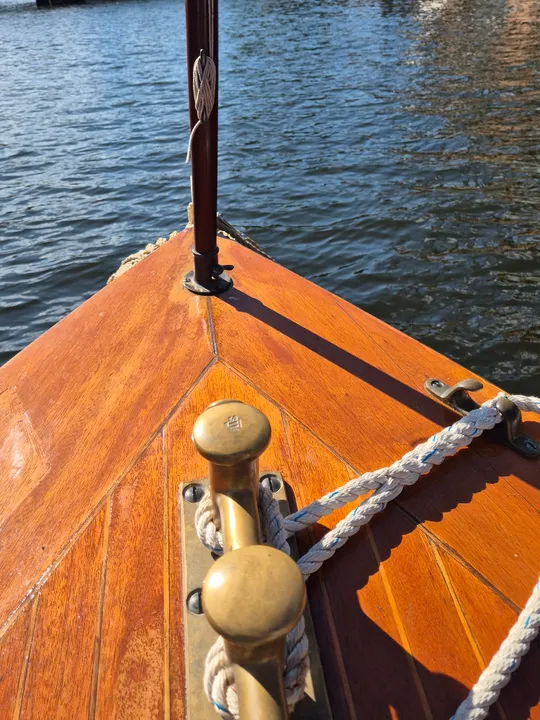 Bootsbug mit Seilen auf Wasser.
