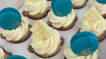 Cupcakes mit Macarons und Schokoladenquadraten.