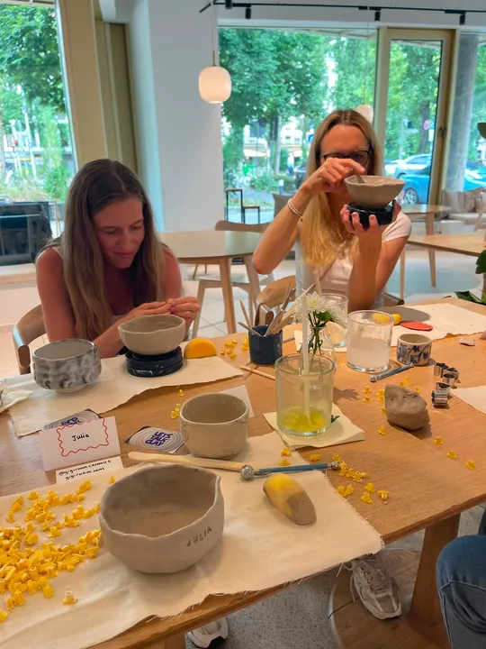 Frauen fertigen Keramik in einem Café.