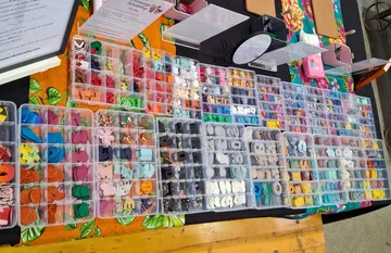 Bunte Ohrringteile auf einem Markttisch ausgestellt.