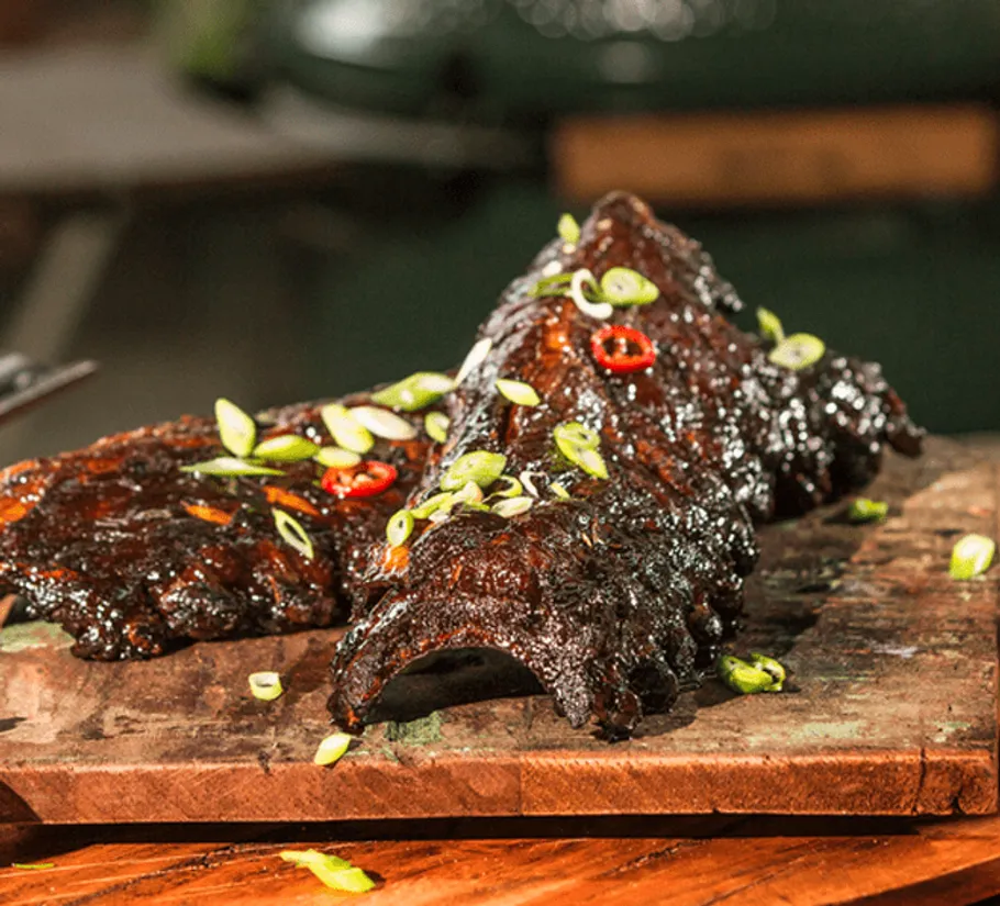 Zartes Fleisch mit Gewürzen auf einem Holztisch serviert.