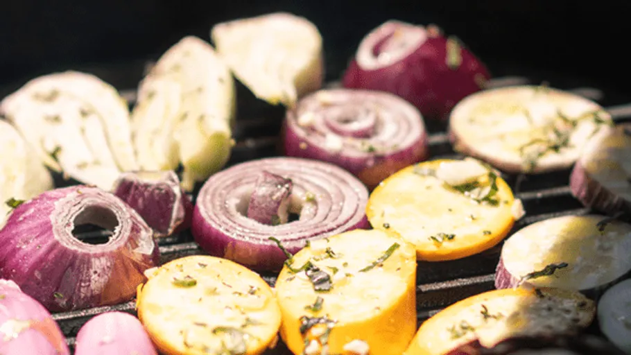 Gegrilltes Gemüse liegt auf einem Grillrost.