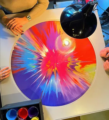 Buntes Kreiselkunstwerk auf Tisch mit Lampe