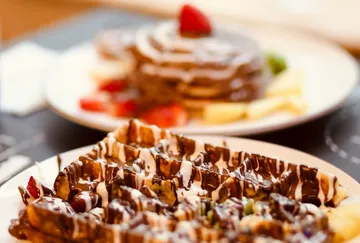 Waffeln mit Schokolade auf einem Teller.