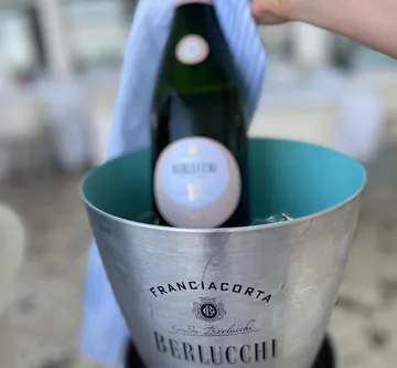 Champagnerflasche im Eiskübel auf Tisch.