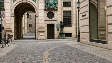 Archway entrance in cobblestone alleyway.