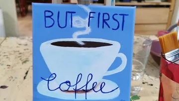 Gemälde einer dampfenden Kaffeetasse auf Tisch.