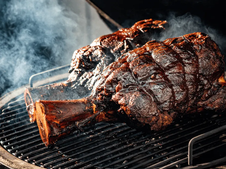 Zwei große Fleischstücke werden auf dem Grill geräuchert.