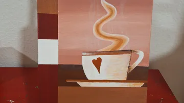 Kaffeetasse mit Dampf, Herzdesign, drinnen.