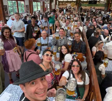 Menschen in Tracht bei einem Bierfest.