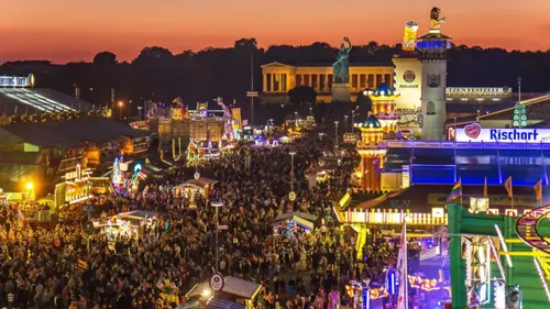Menschenmenge genießt ein Festival bei Sonnenuntergang.