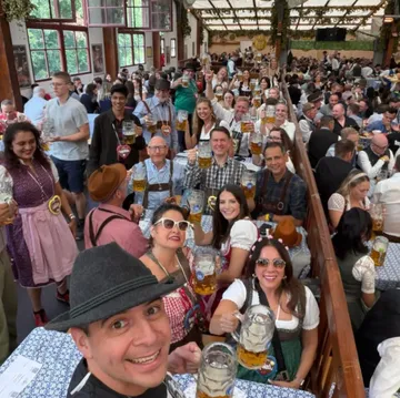 Menschen feiern, halten Krüge, Bierhalle.