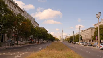 Berliner Straße mit Aussicht auf den Fernsehturm.