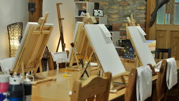 Leere Staffeleien auf Holztisch, Kunststudio.