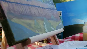 Leinwand auf Staffelei, draußen auf Tisch.