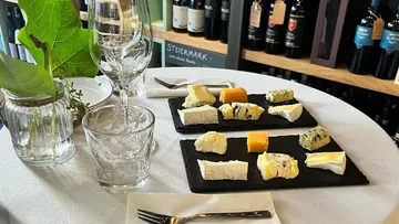 Käseplatte auf Tisch im Weinladen.