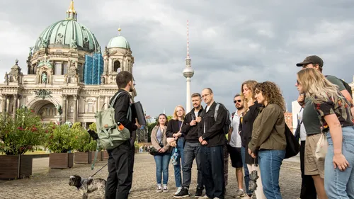 Gruppe von Touristen nahe Berliner Dom versammelt.
