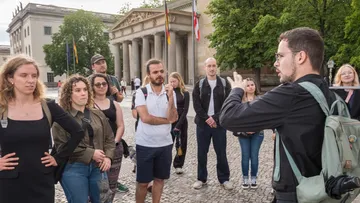 Reiseführer spricht Gruppe, historische Stätte an.