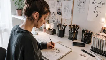 Frau zeichnet Manga im Kunststudio.