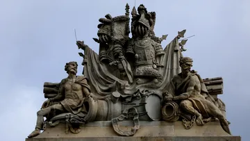Statuen von Kriegern mit Rüstung, Himmelshintergrund.
