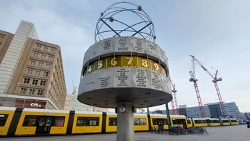 Weltzeituhr zeigt verschiedene Städtezeiten.