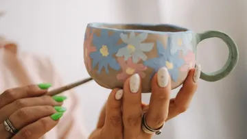 Hand bemalt Tasse mit Blumenmuster.