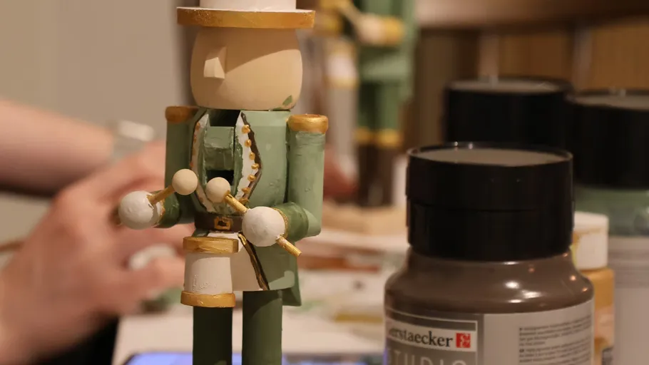 Holzsoldatenfigur auf einem Tisch.