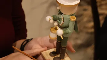 Hand bemalt eine Holzsoldatenfigur.